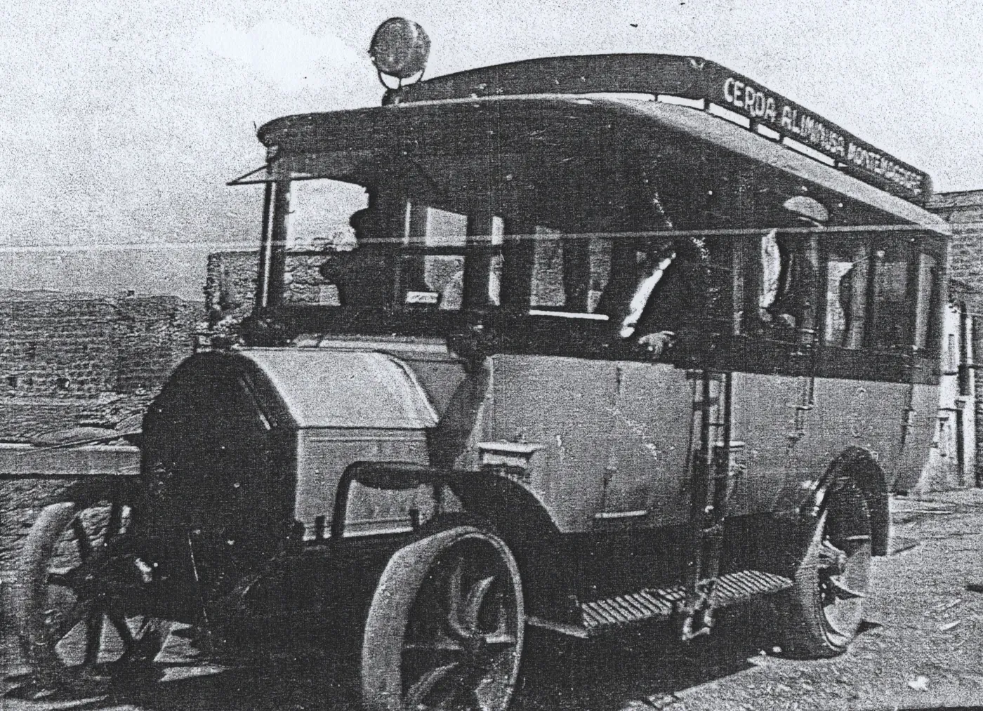 Uno dei primi autobus della linea di Cerda